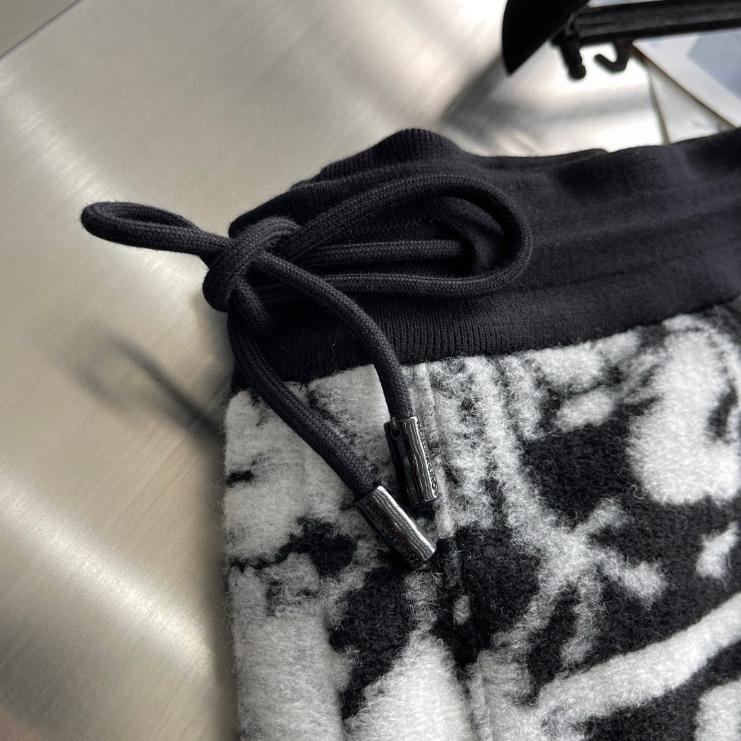 LV SHORTS - Image 3