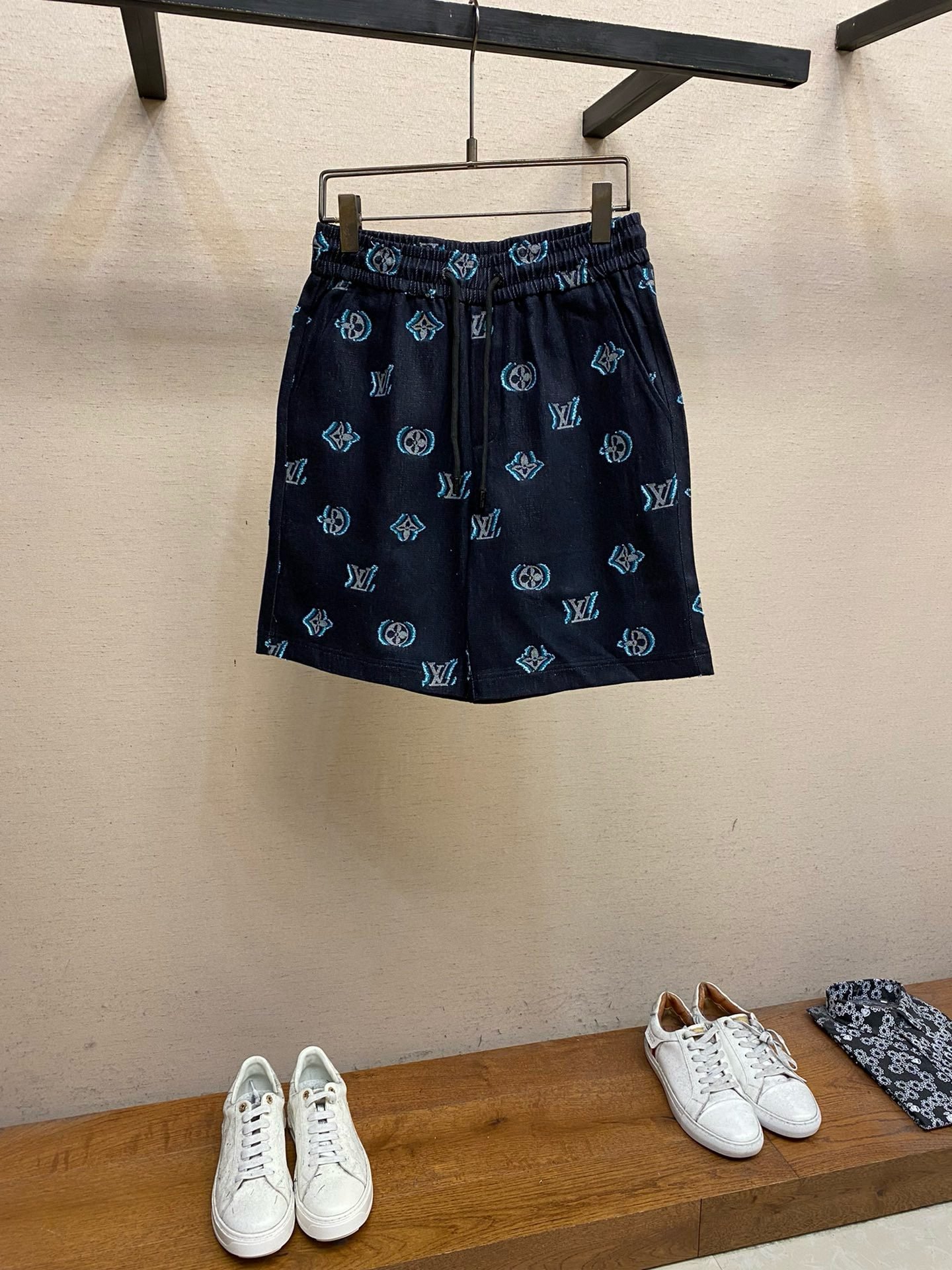 LV SHORTS - Image 2