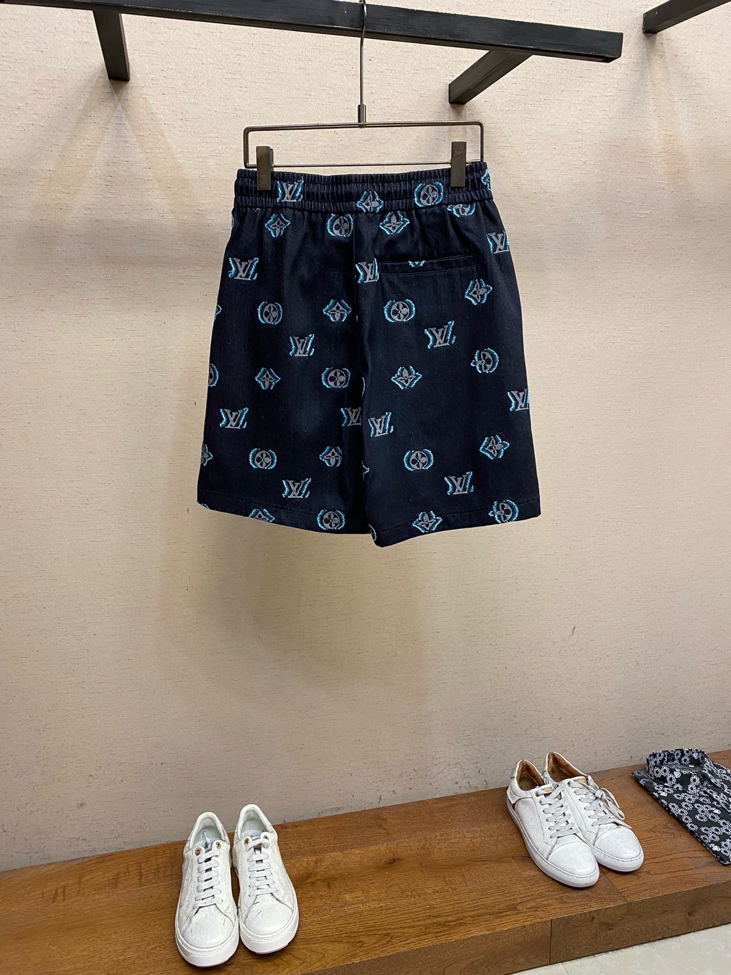 LV SHORTS - Image 3