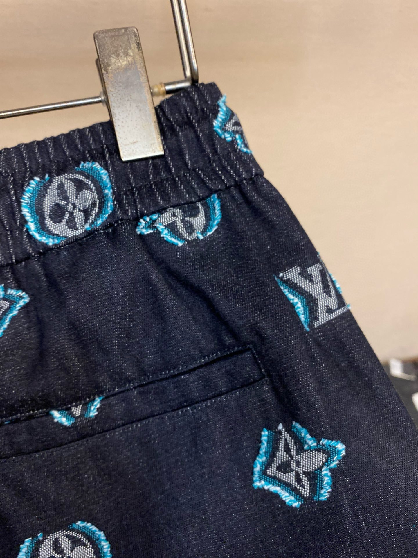 LV SHORTS - Image 5