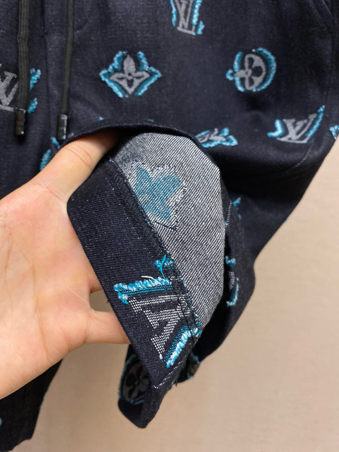 LV SHORTS - Image 7