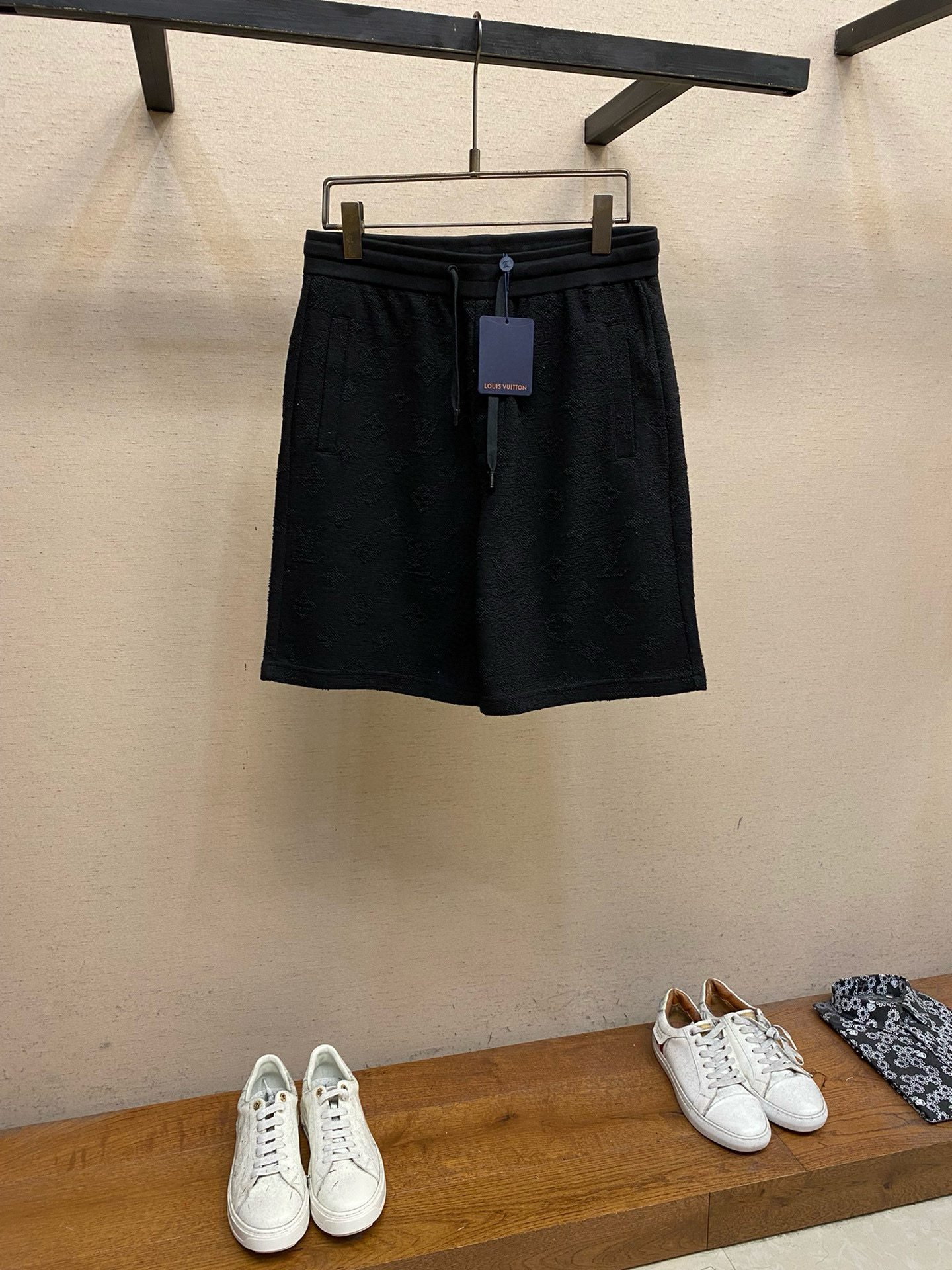 LV SHORTS - Image 2