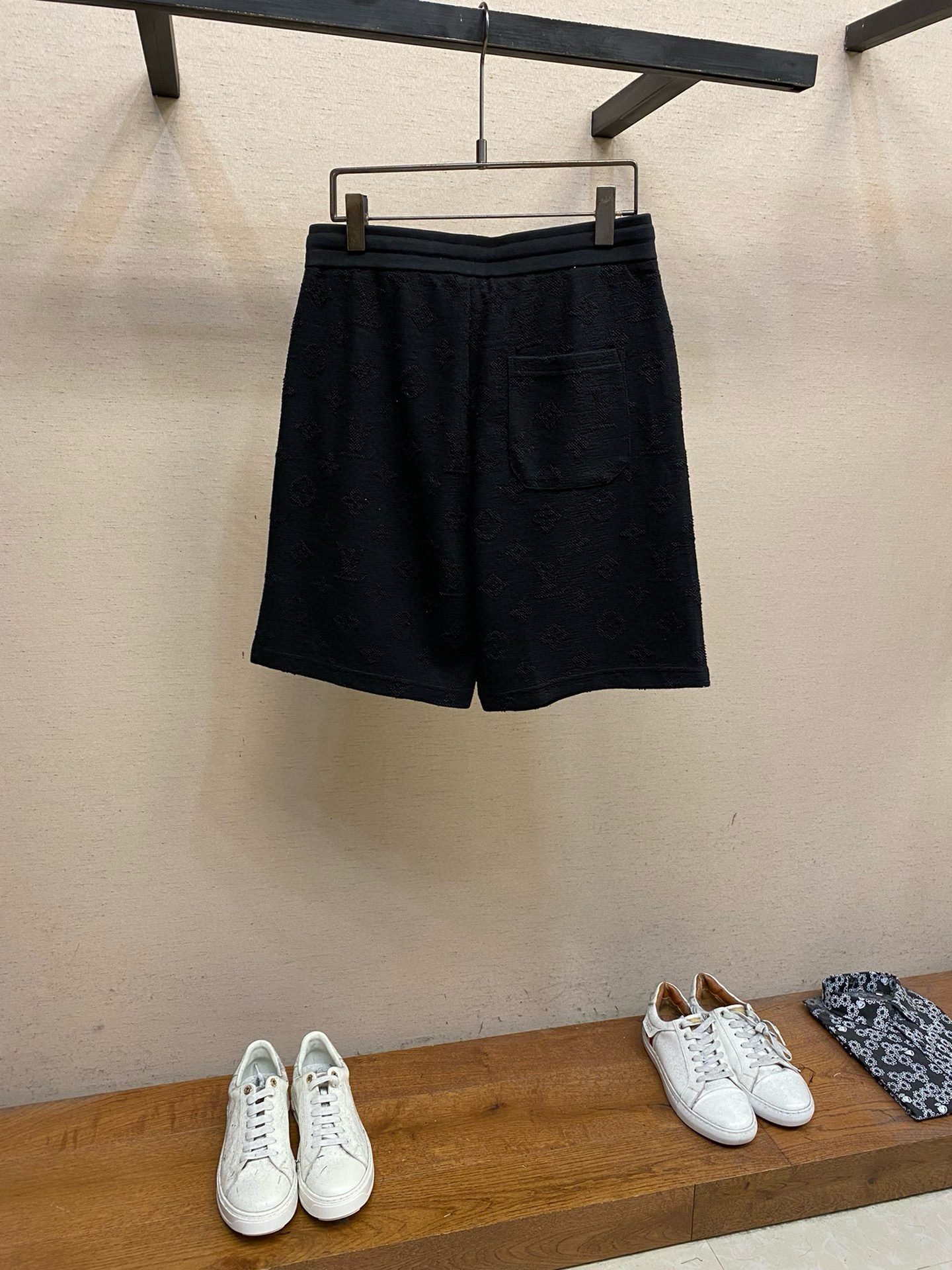 LV SHORTS - Image 3