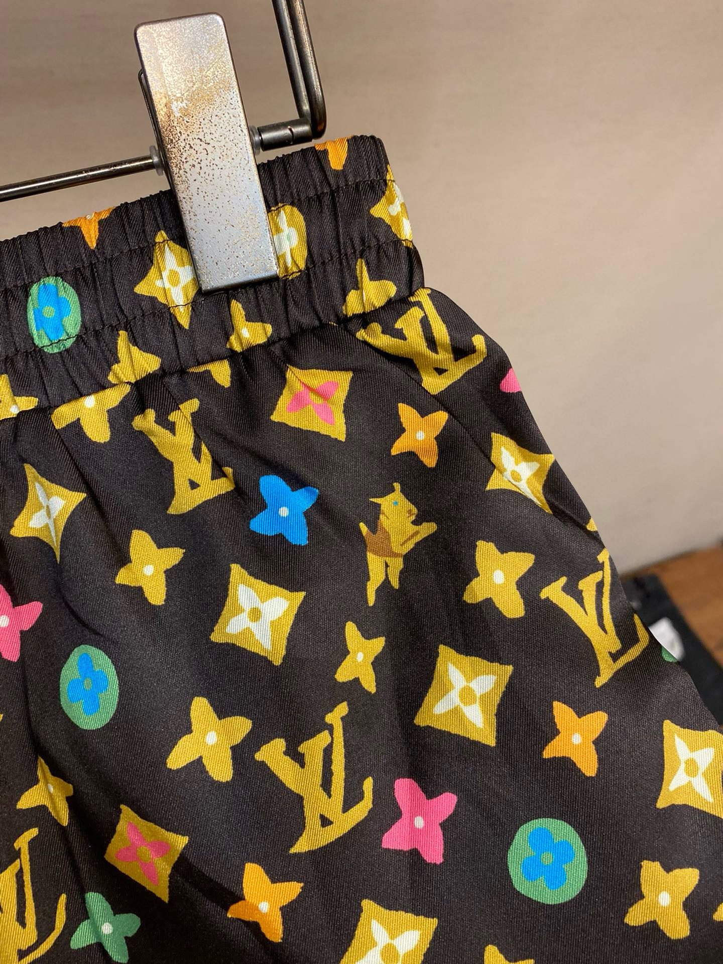LV SHORTS - Image 5