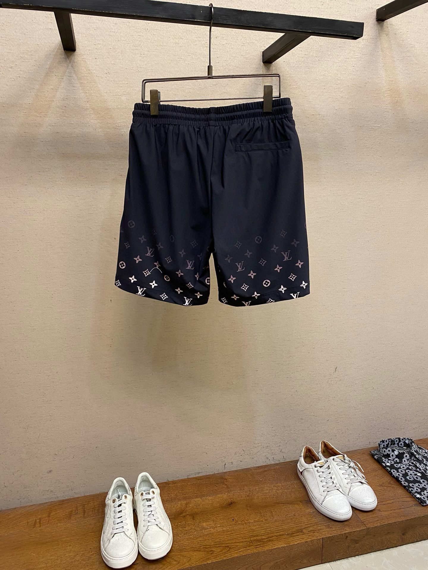 LV SHORTS - Image 3