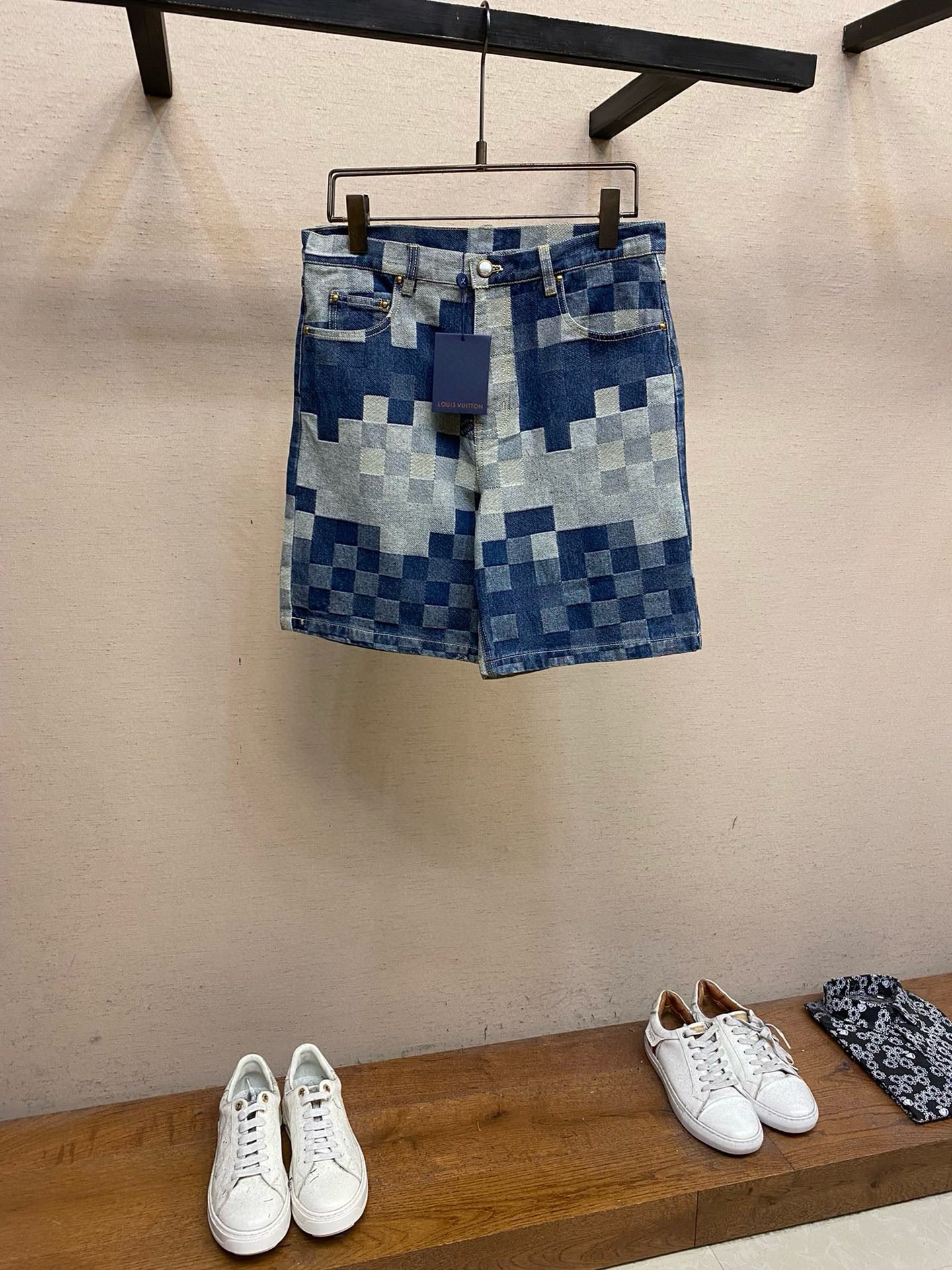 LV SHORTS - Image 2