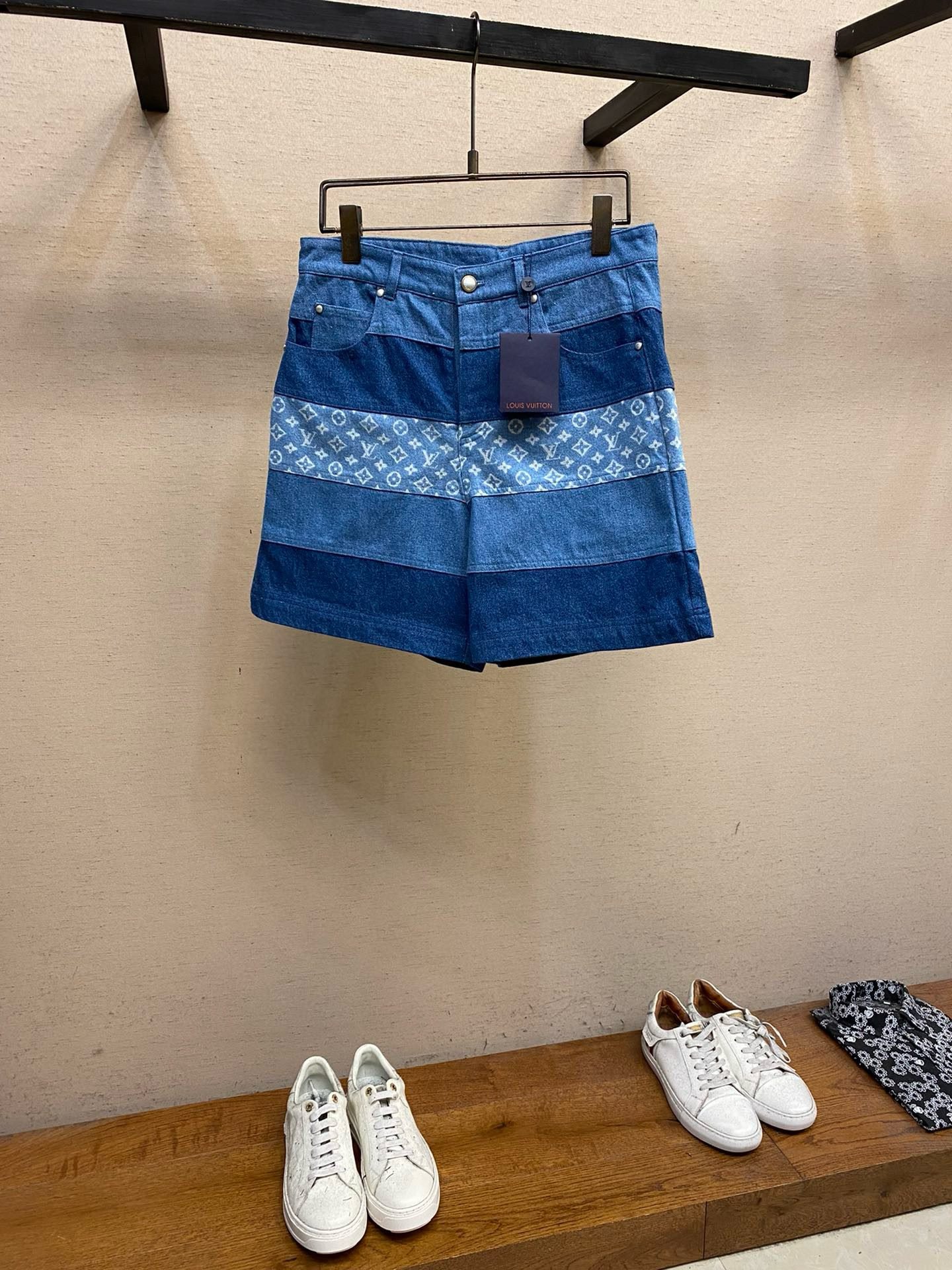 LV SHORTS - Image 2