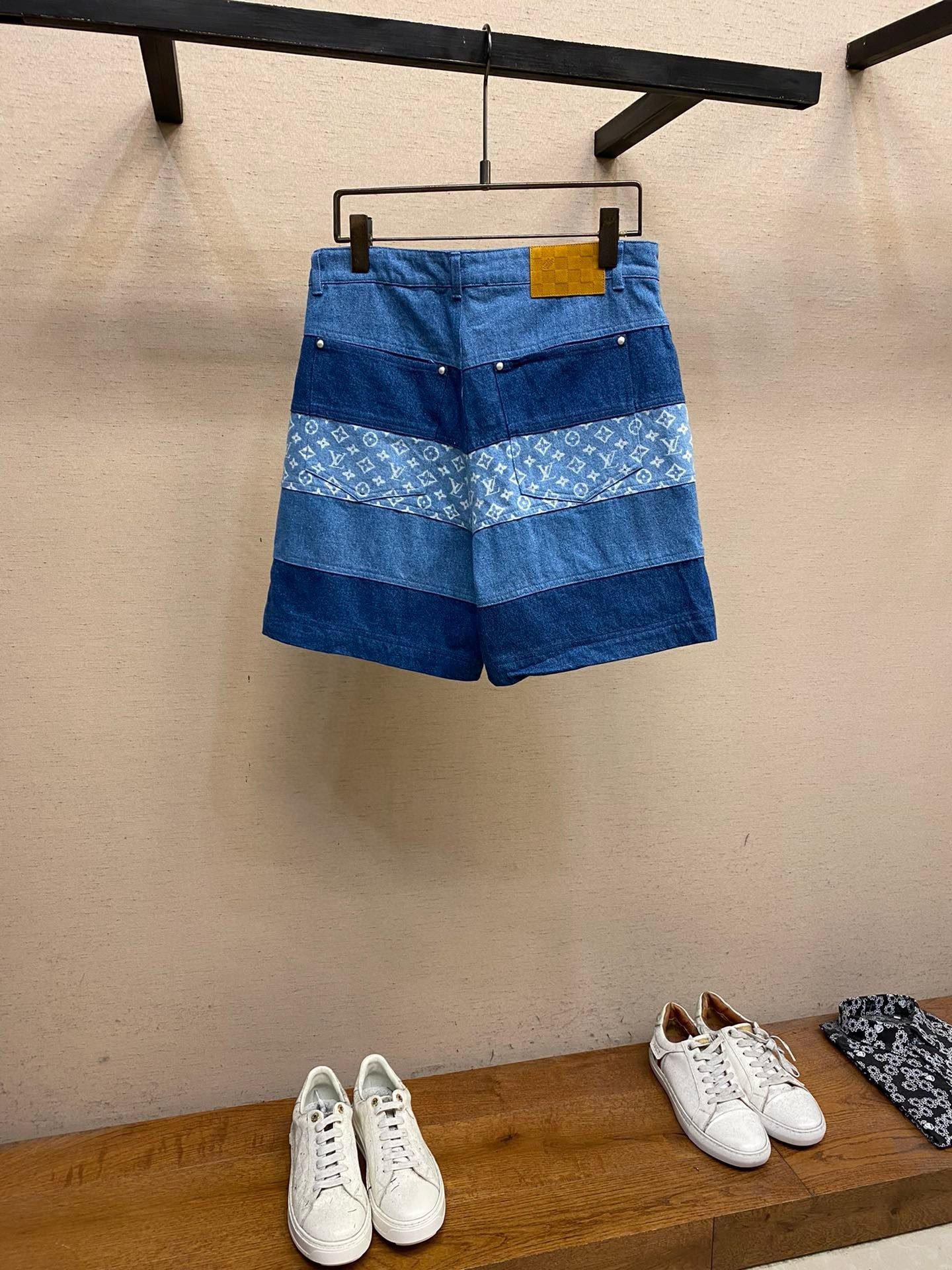 LV SHORTS - Image 3