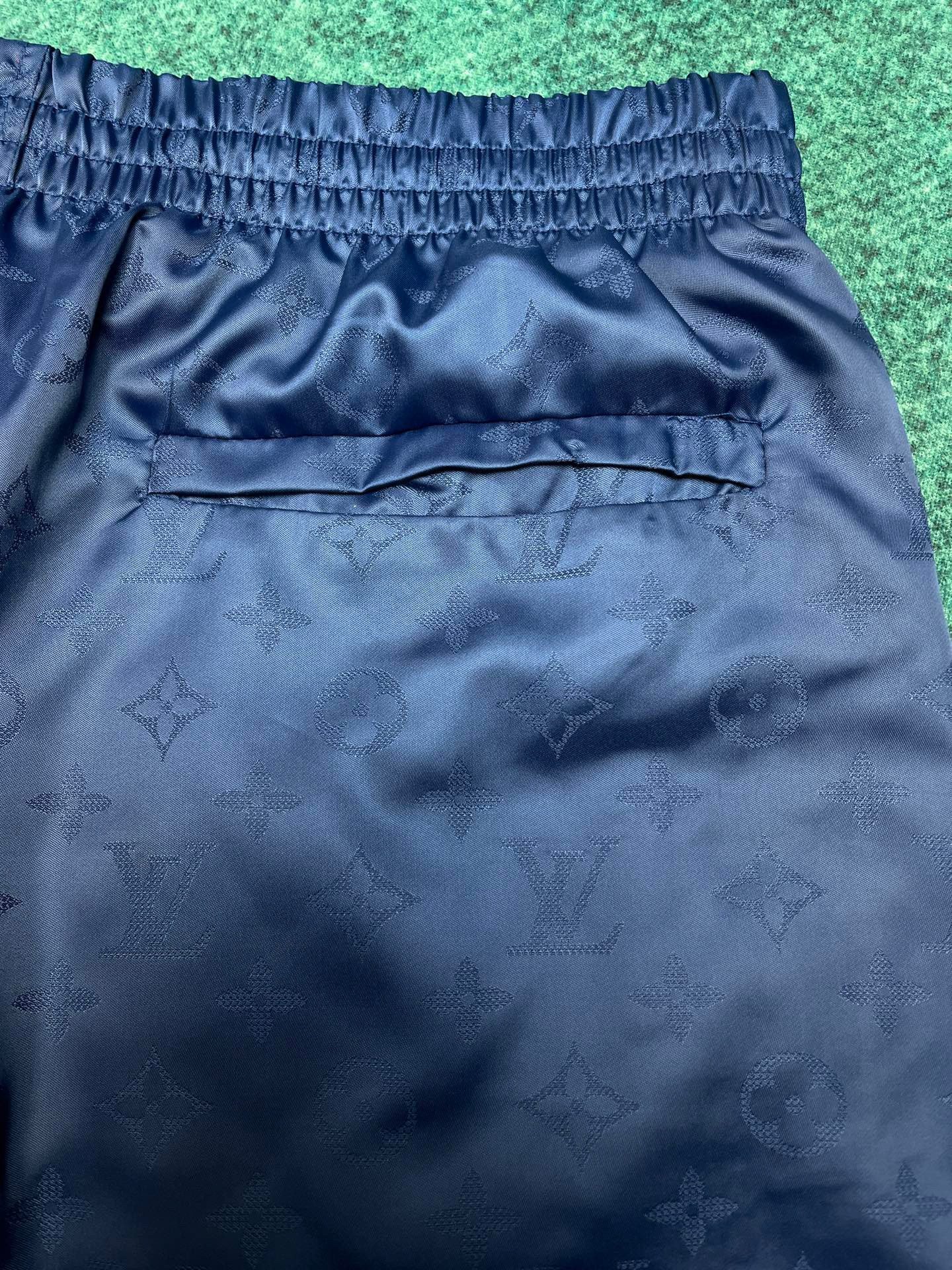 LV SHORTS - Image 7