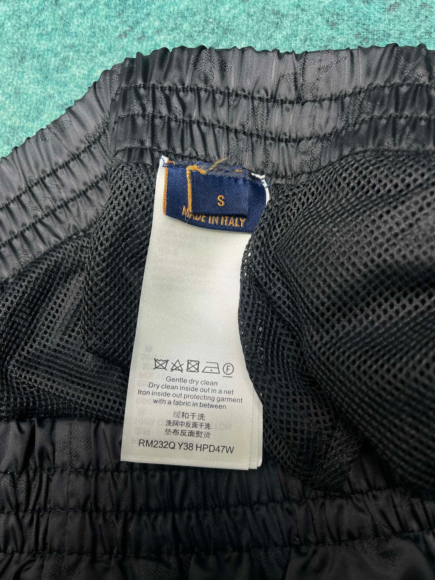 LV SHORTS - Image 7