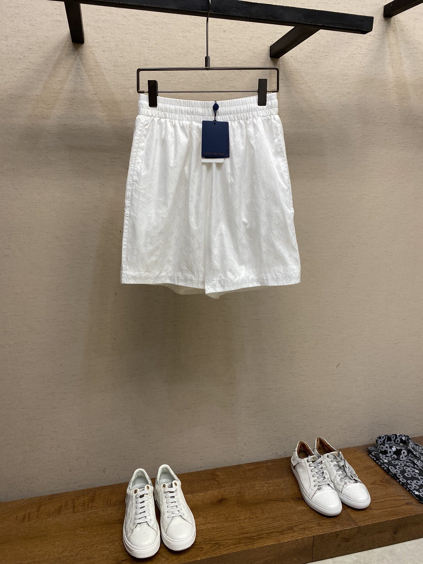LV SHORTS - Image 2