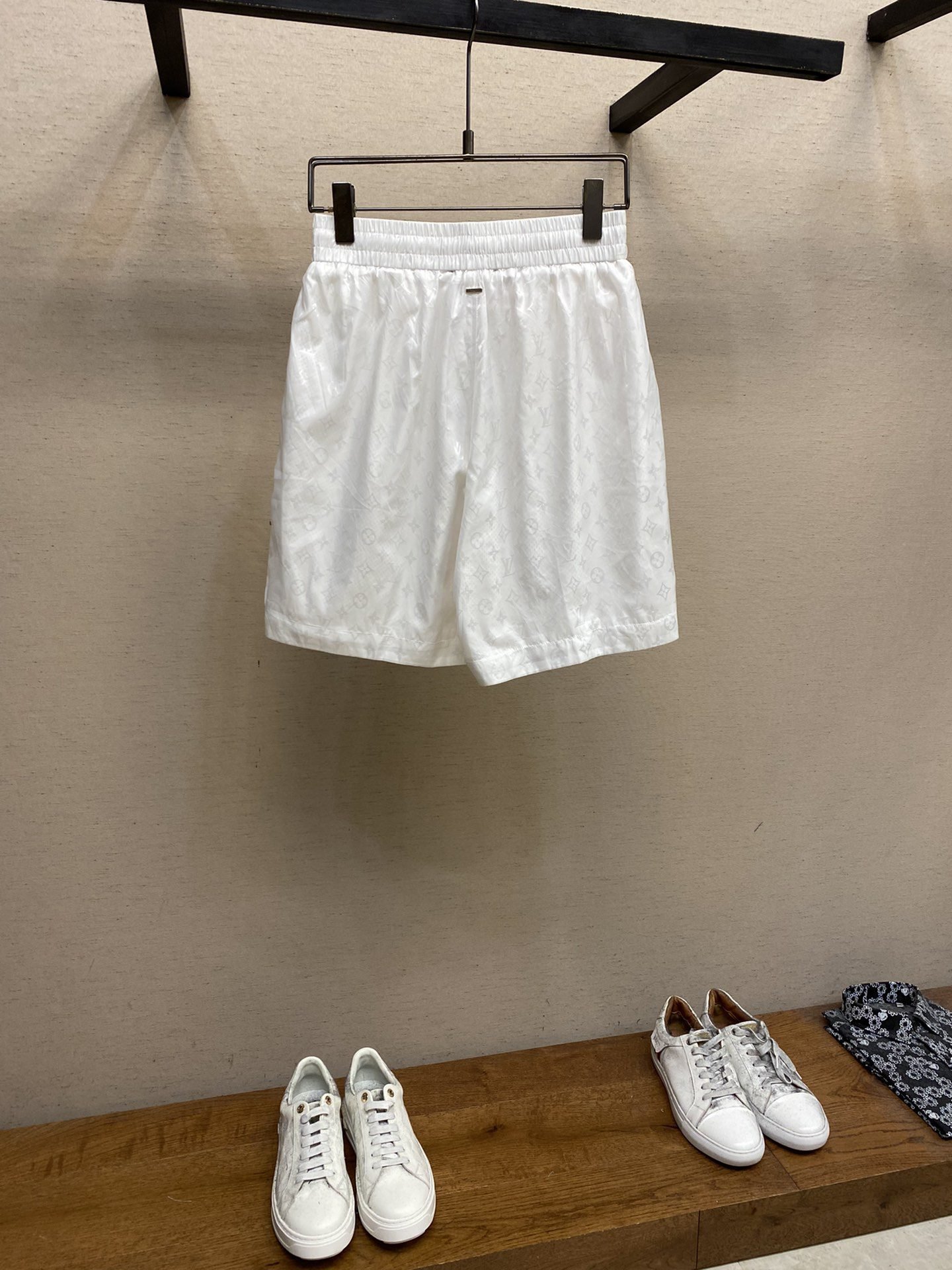 LV SHORTS - Image 3