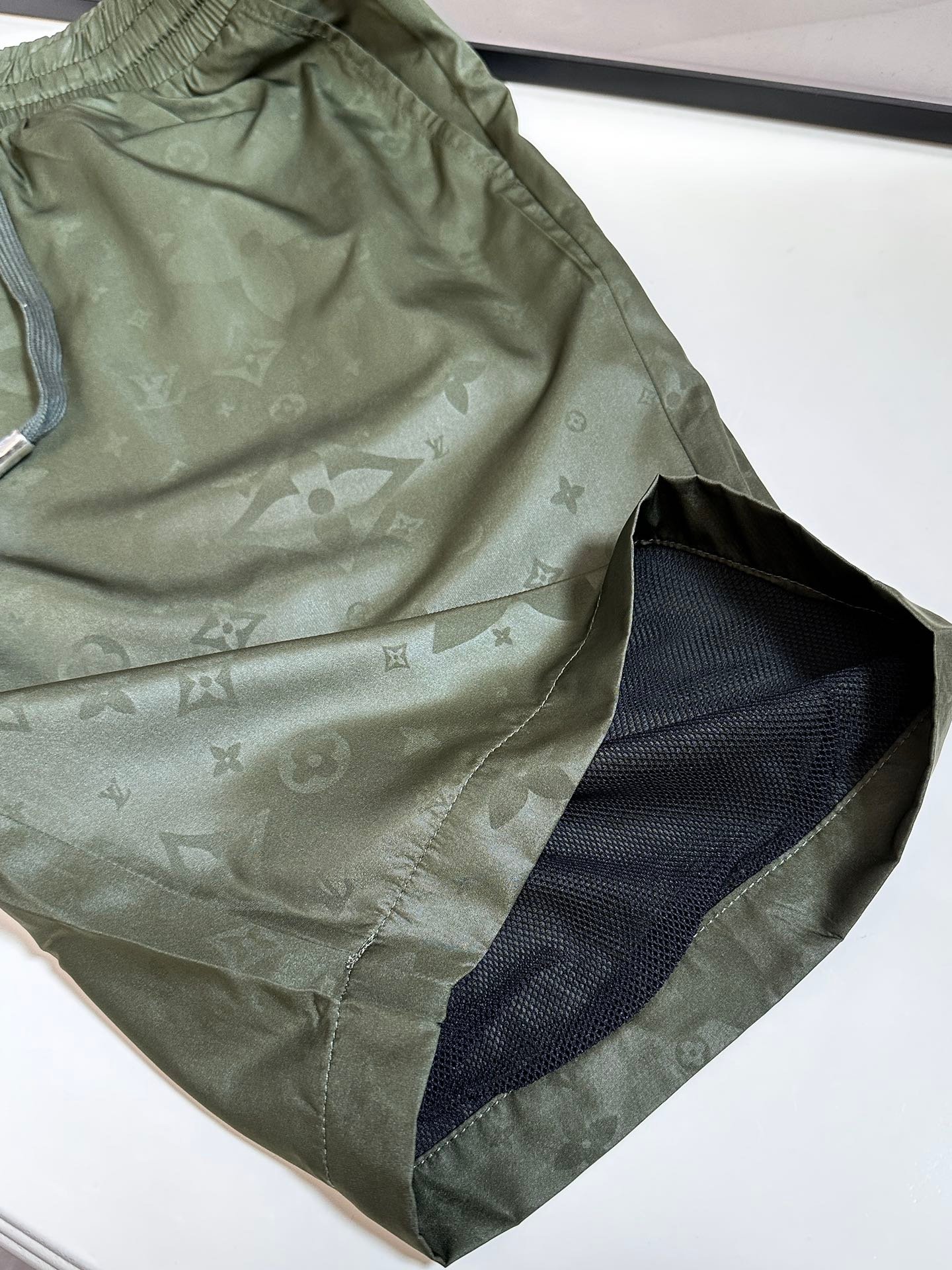 LV SHORTS - Image 7