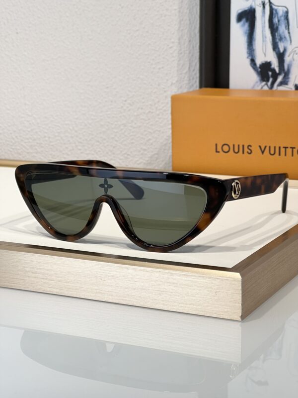 LV SUNGLASSES - Image 4