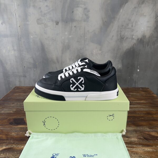 OFF-WHITE SNEAKER