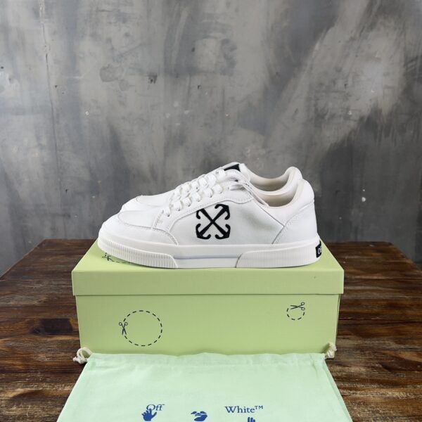 OFF-WHITE SNEAKER