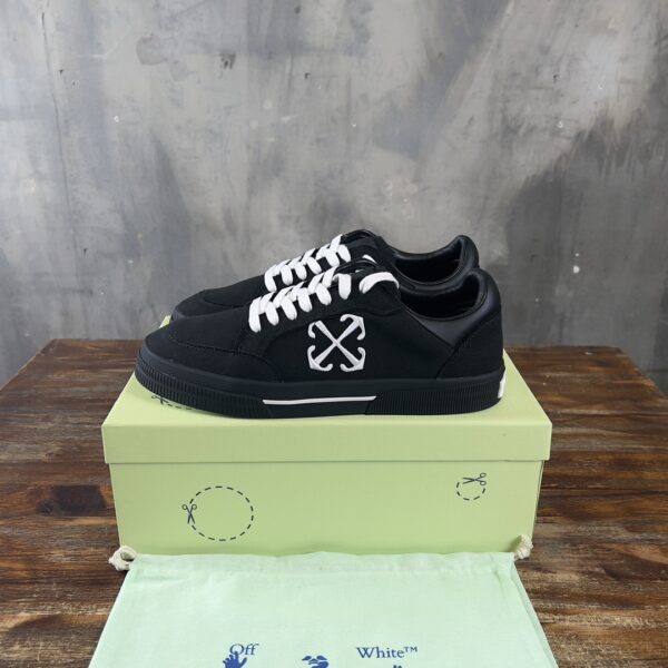 OFF-WHITE SNEAKER