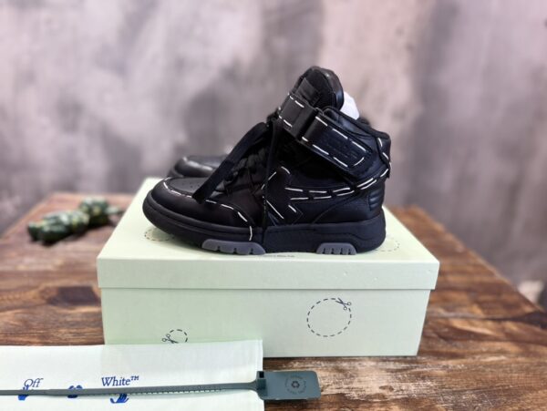 OFF-WHITE SNEAKER