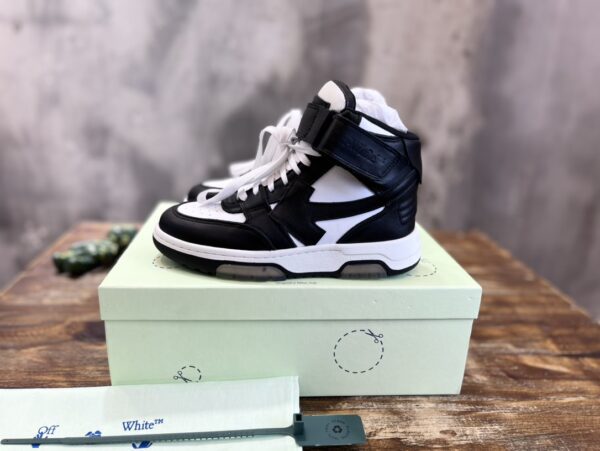 OFF-WHITE SNEAKER